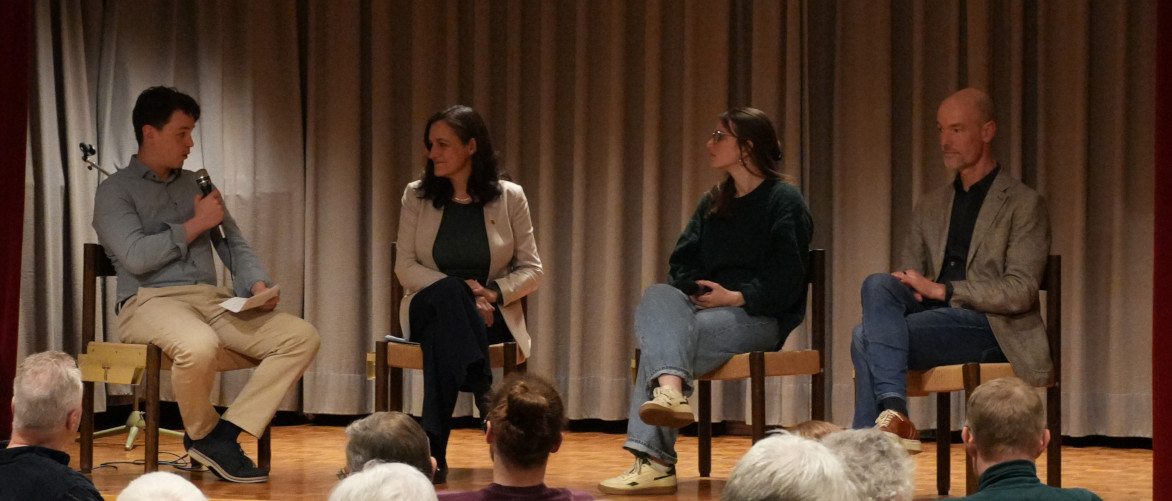 Diskussionsrunde nach der Filmvorführung. Von links nach rechts: Yannick Weber, Marionna Schlatter, Mia Speck, Harry Brandenberger