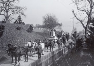 teaser_2026.03_kilchberg_-_alte_landstrasse_glockenaufzug_23.3.1898_photo_wehrli_ortsmuesuem.jpeg
