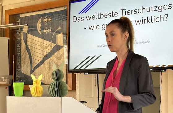 Nationalrätin Meret Schneider spricht zum Thema Tierschutz in der Schweiz